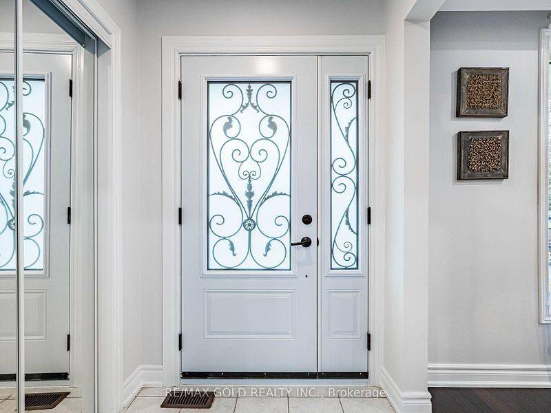 Brampton, ON L6Y 1R8,179 Elizabeth ST S