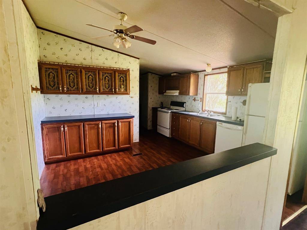 421 W Cedar Street, Gordon, TX 76453