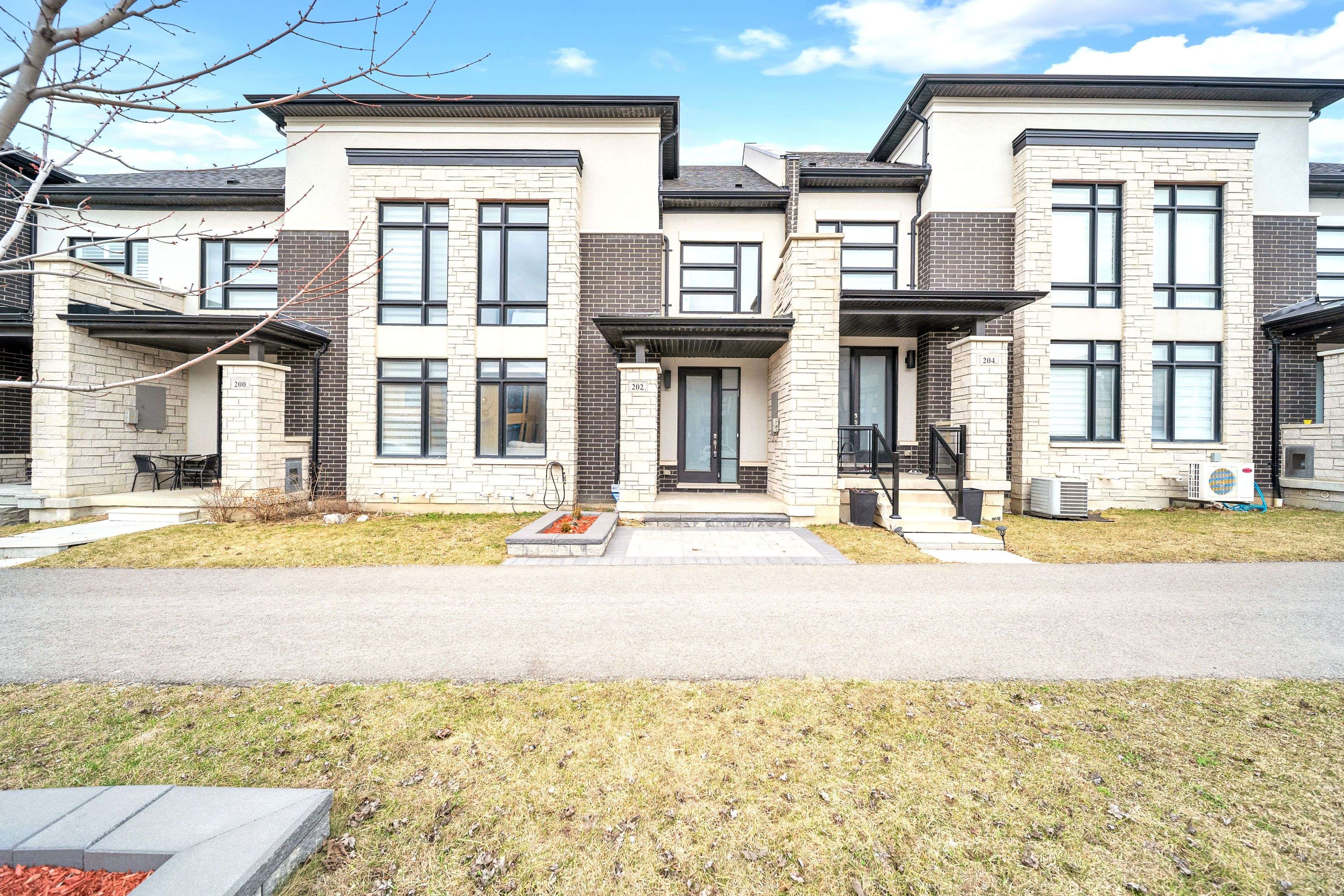 Whitby, ON L1P 0H7,202 Coronation RD