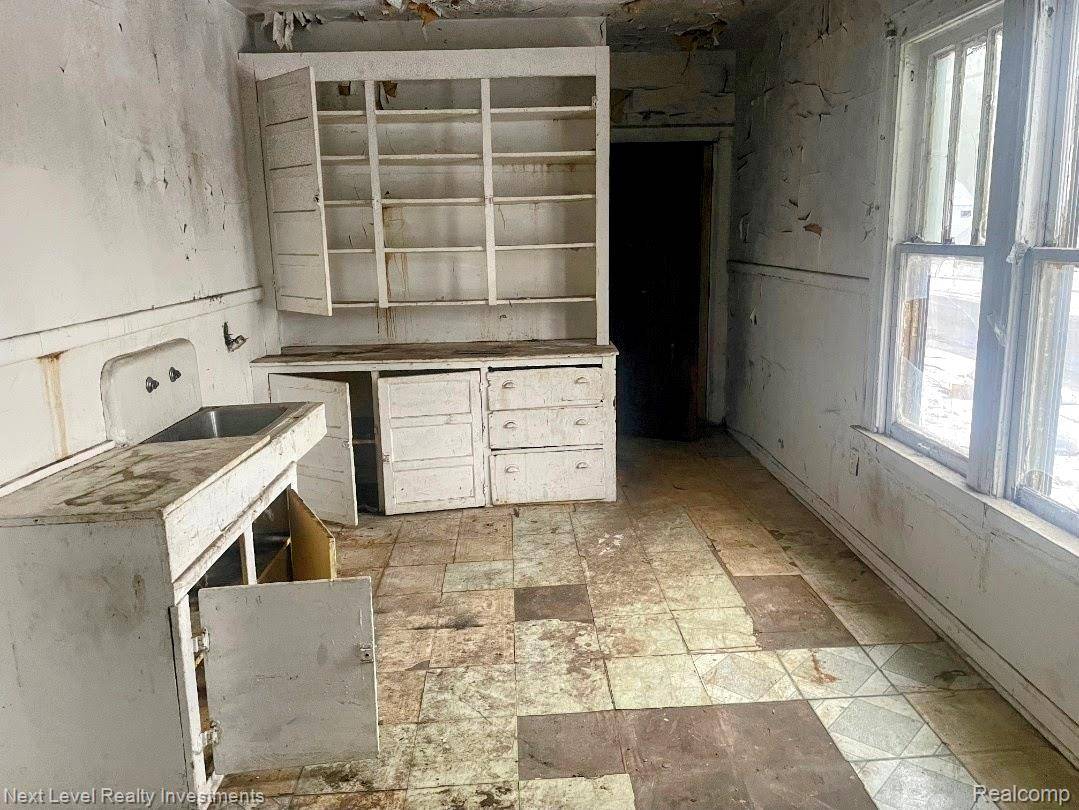 Detroit, MI 48213,5300 Rohns ST