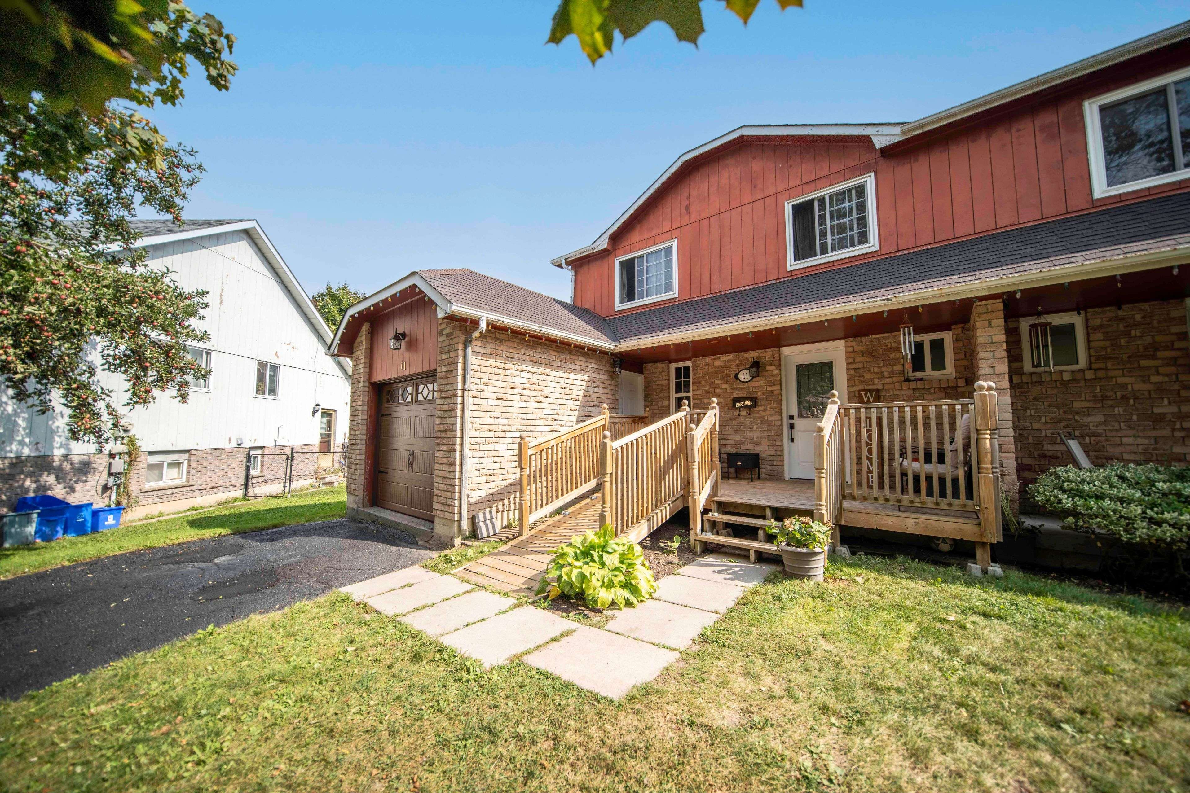 Whitby, ON L1P 1C7,11 Beecroft CT