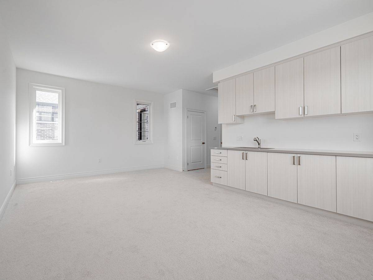 17 Rowe ST, Bradford West Gwillimbury, ON L3Z 4M9