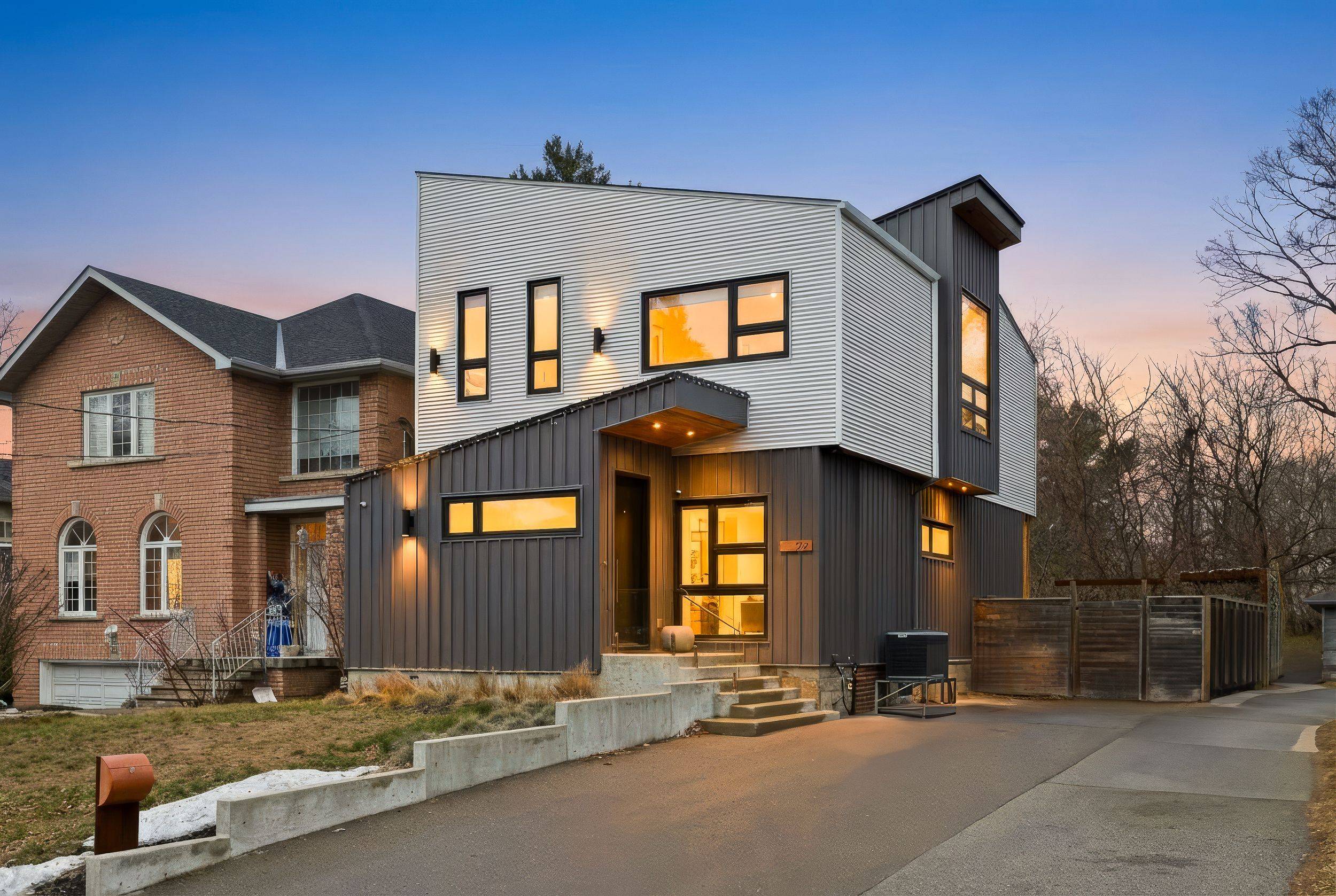 Toronto W07, ON M8Y 1L8,22 Daniels ST