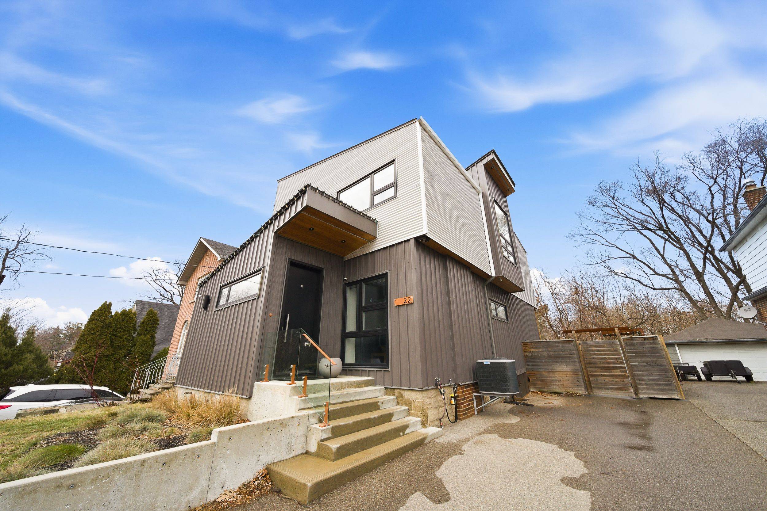 Toronto W07, ON M8Y 1L8,22 Daniels ST