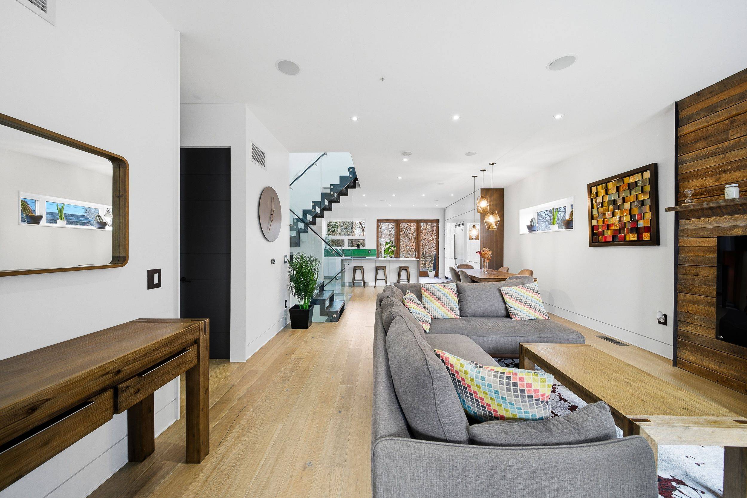 Toronto W07, ON M8Y 1L8,22 Daniels ST