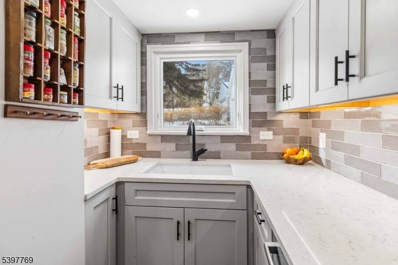 Morristown Town, NJ 07960,2 Longview Ter