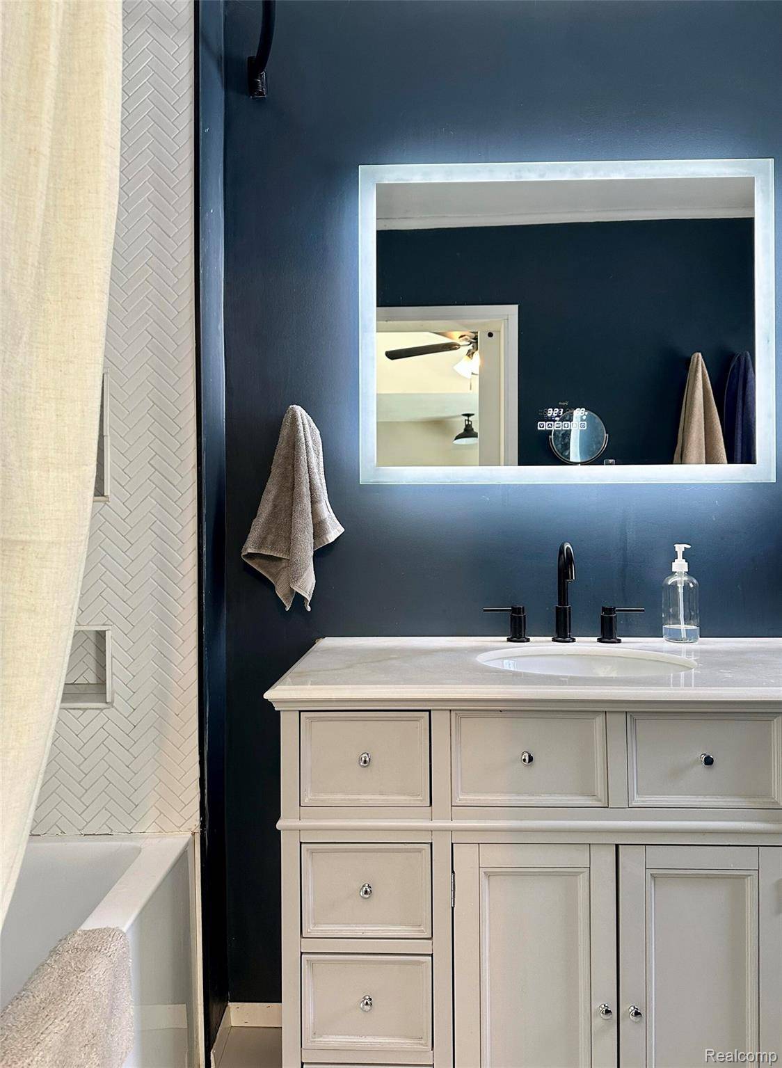 West Bloomfield, MI 48324,3584 Ashview ST