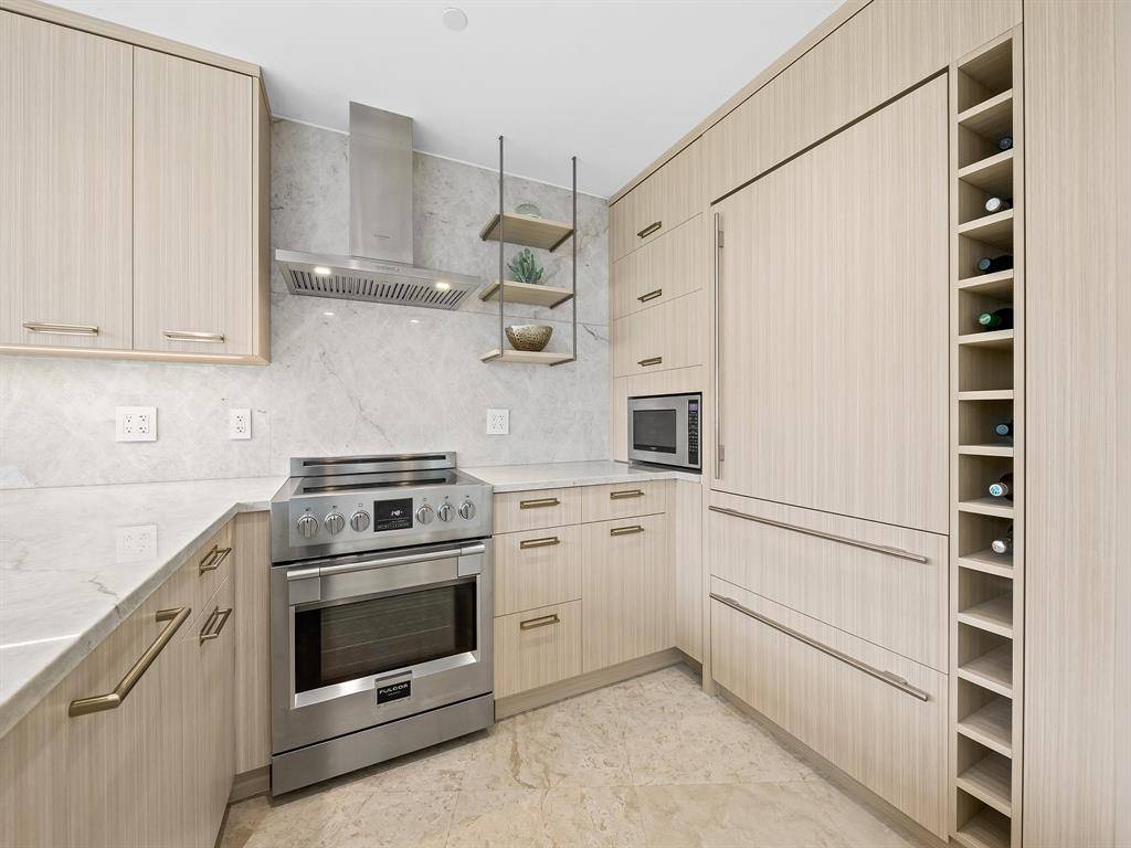 Fort Lauderdale, FL 33316,1200 Holiday Dr #208