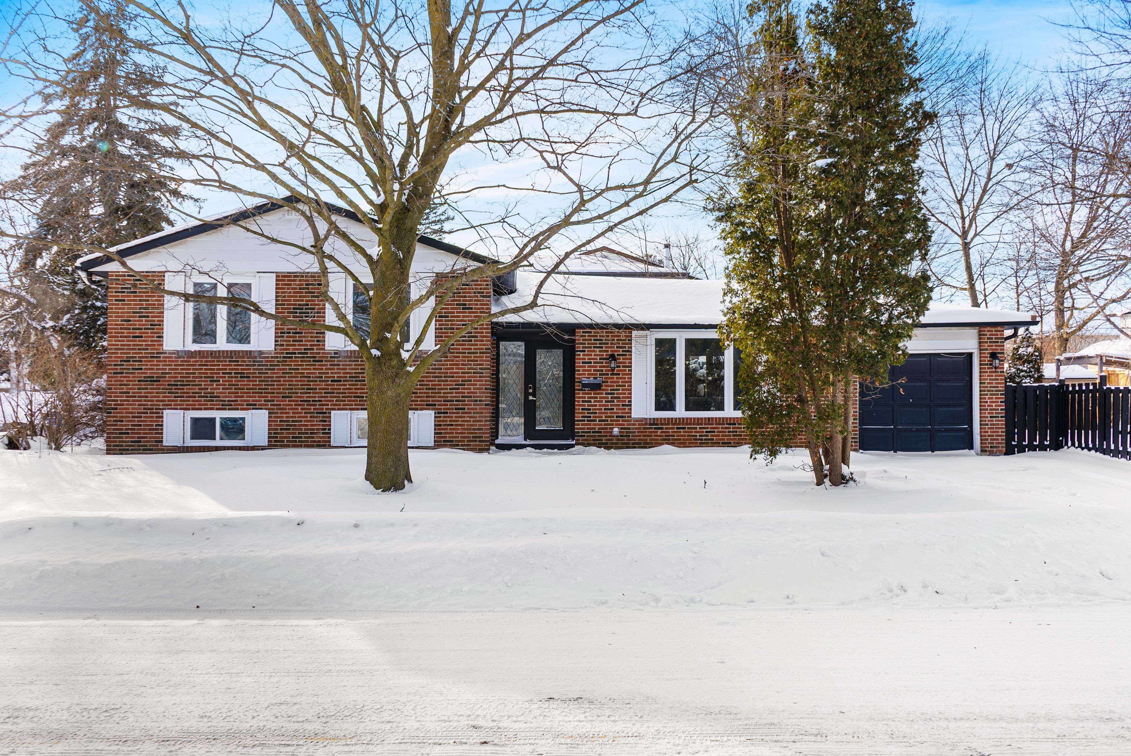 Newmarket, ON L3Y 1E2,246 Hodgson DR