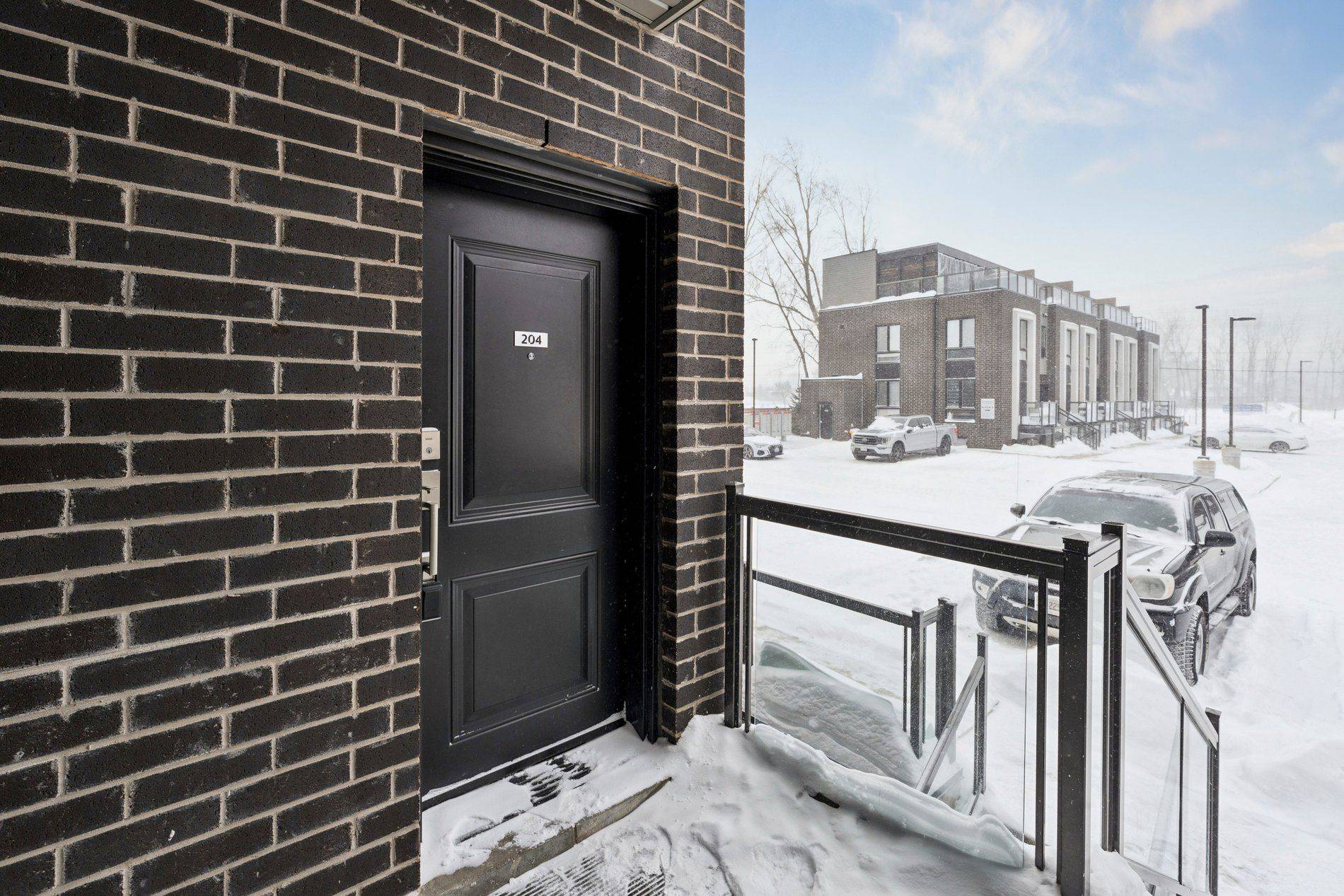 Niagara Falls, ON L2G 0Z7,6065 McLeod RD #204