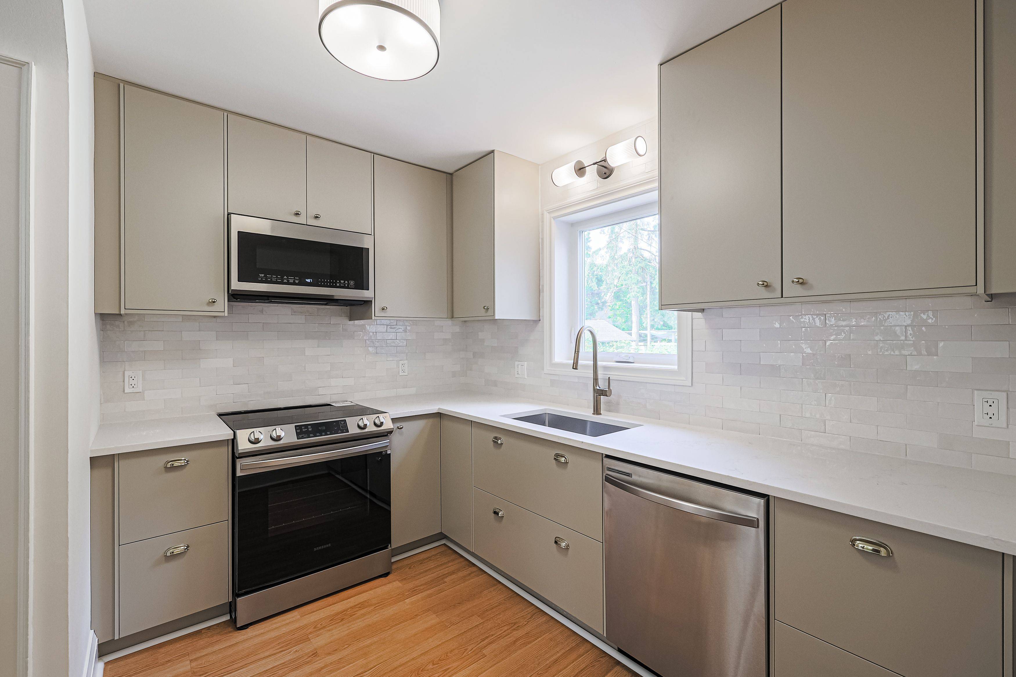 Toronto W08, ON M8X 2G7,1064 Royal York RD