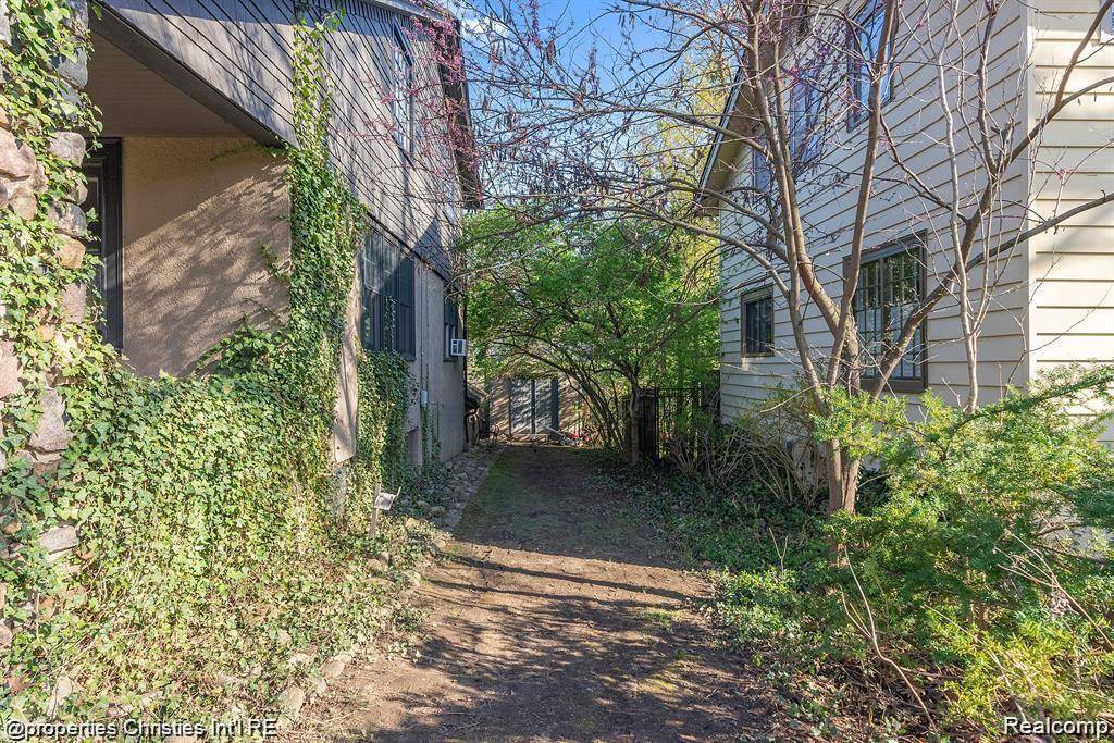 Birmingham, MI 48009,256 Ravine RD