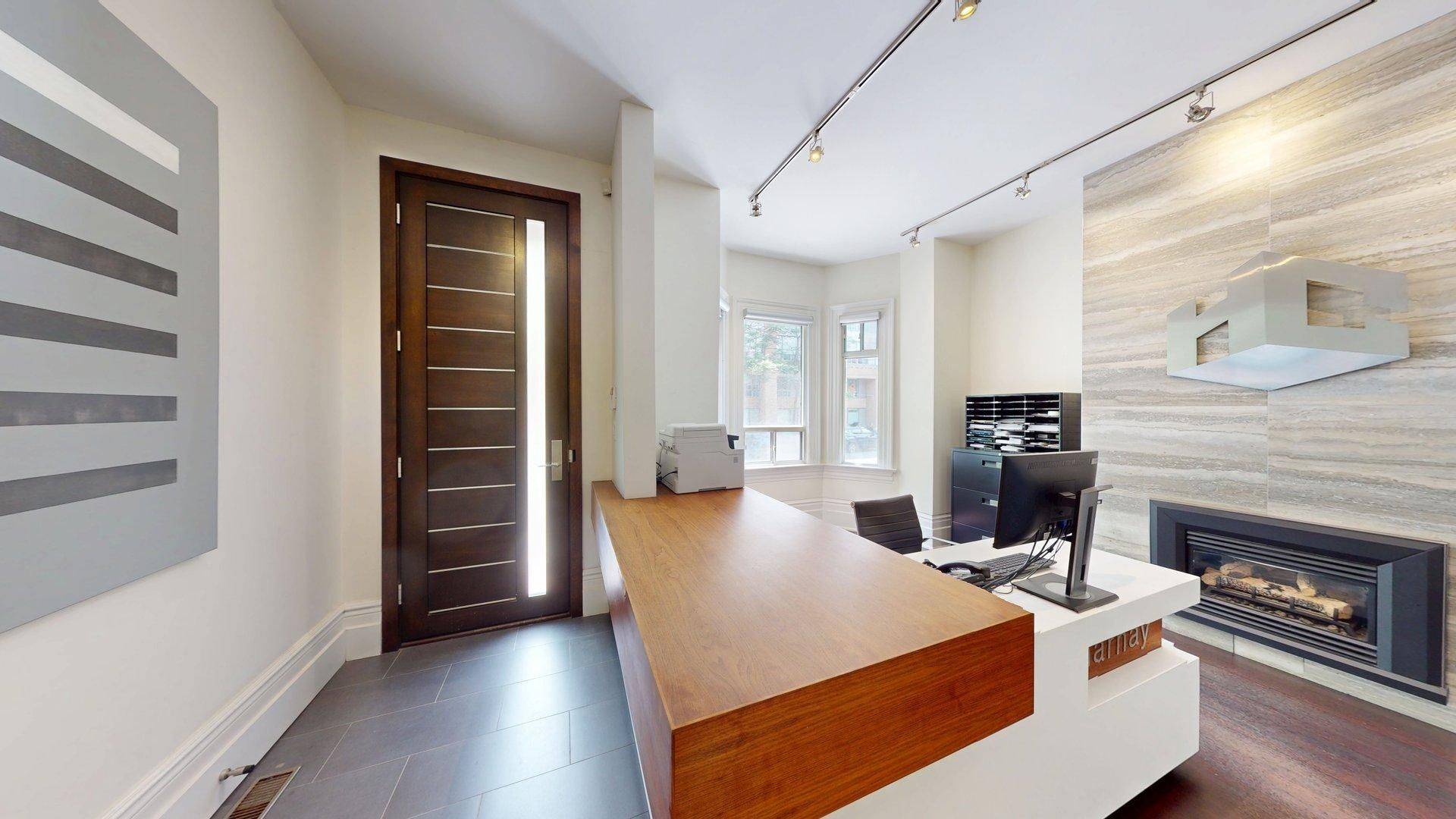 Toronto C01, ON M5V 1Y4,542 Richmond ST W