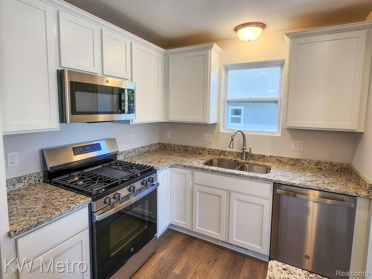 Fenton, MI 48430,205 Whispering Pines DR #11