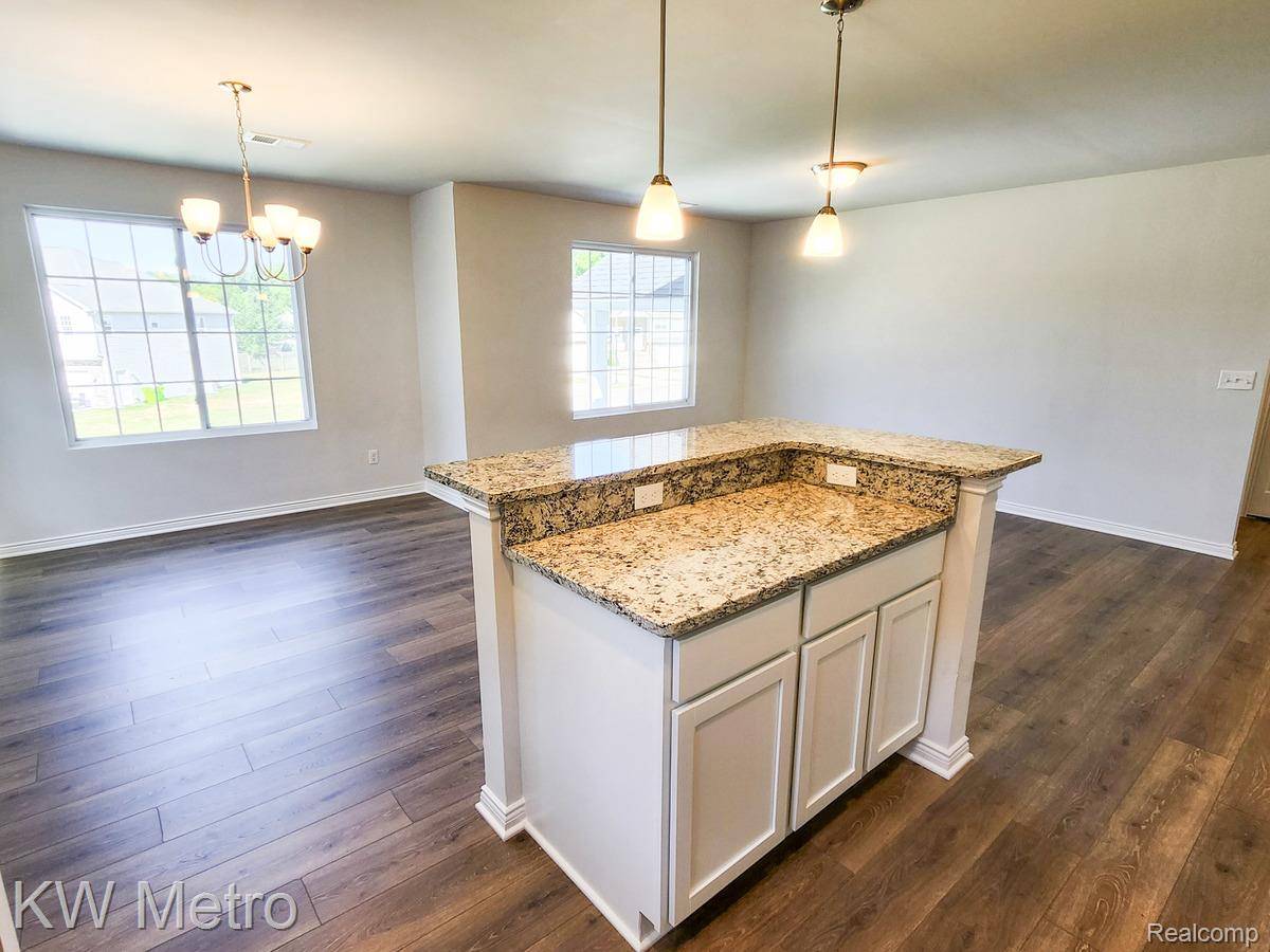 Fenton, MI 48430,320 Whispering Pines DR #21