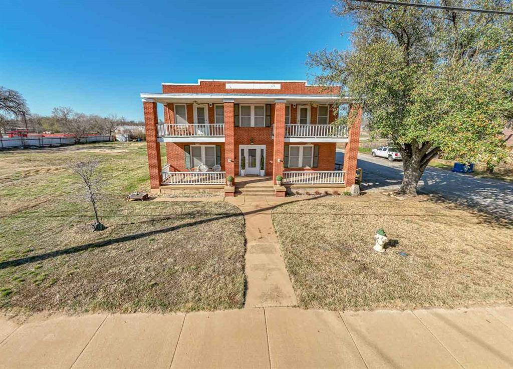 Breckenridge, TX 76424,900 W Walker