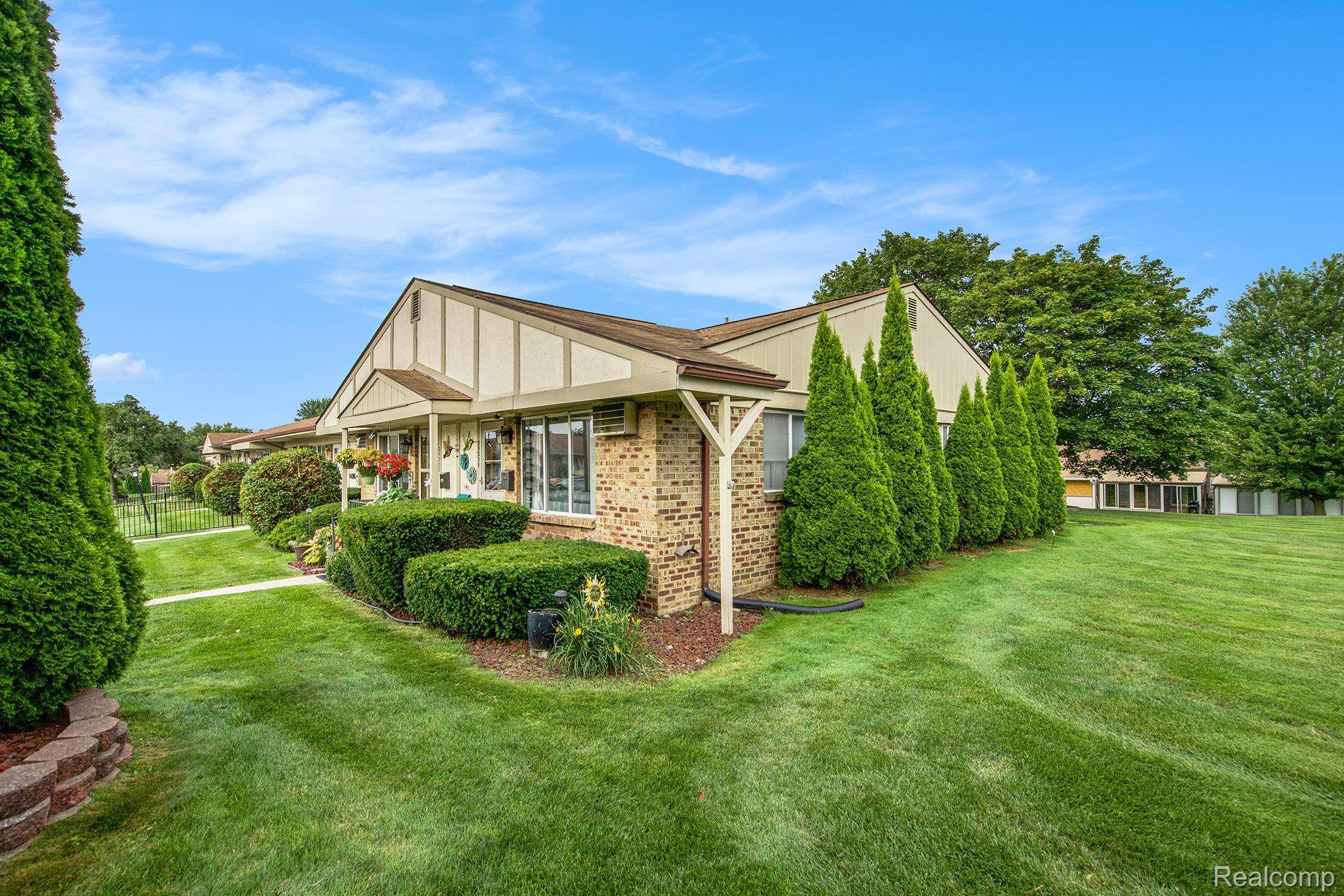 25235 Franklin Terrace RD #8, South Lyon, MI 48178