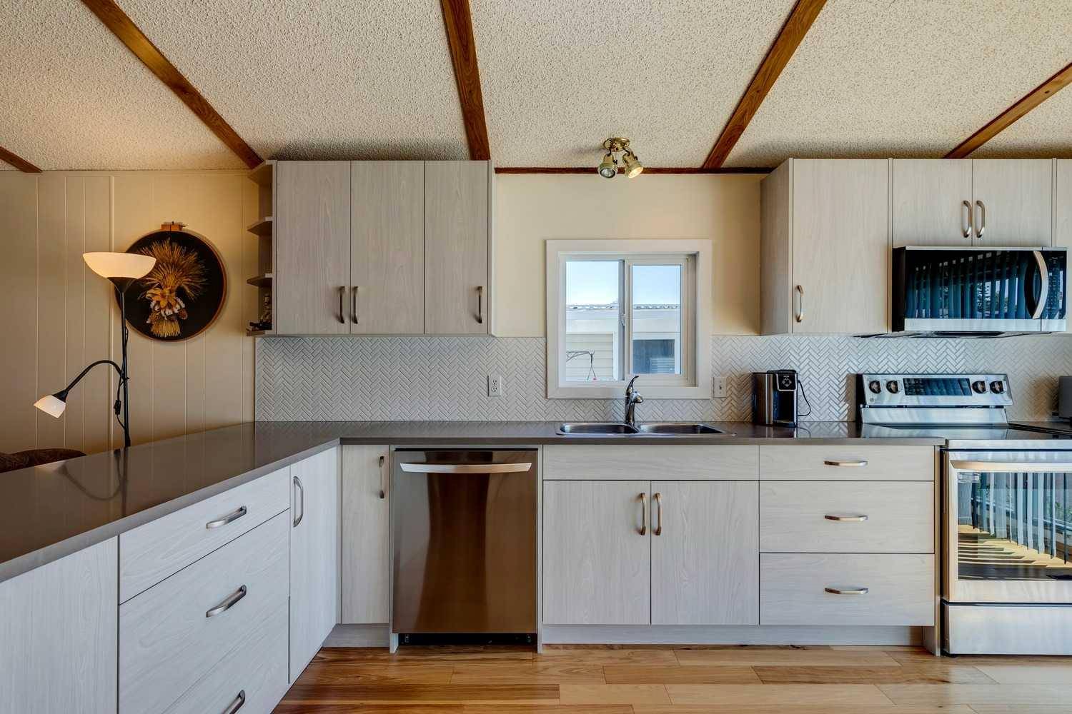 Calgary, AB T3G 4E4,99 Arbour Lake RD NW #101