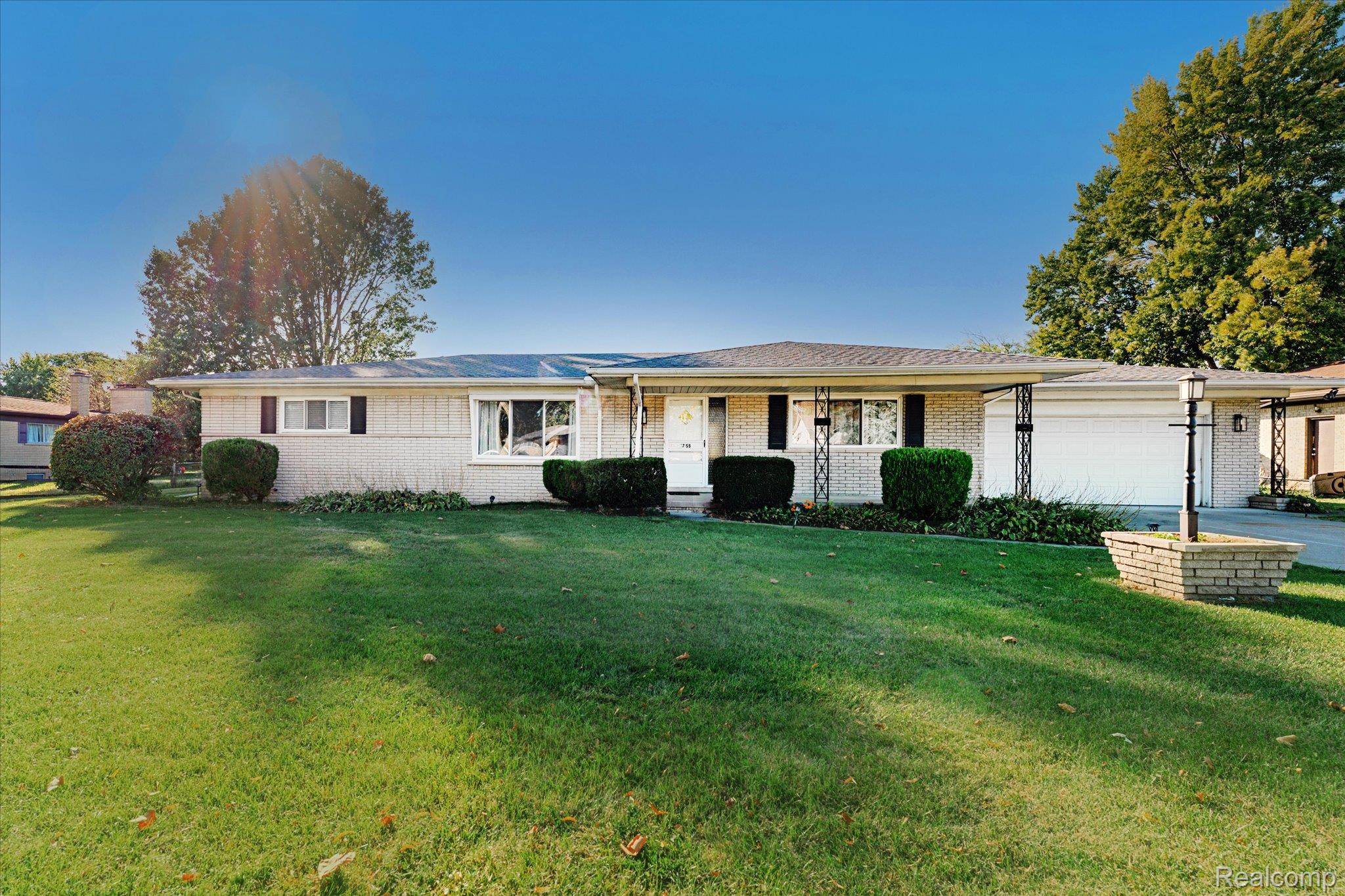 Sterling Heights, MI 48310,37159 Almont DR E