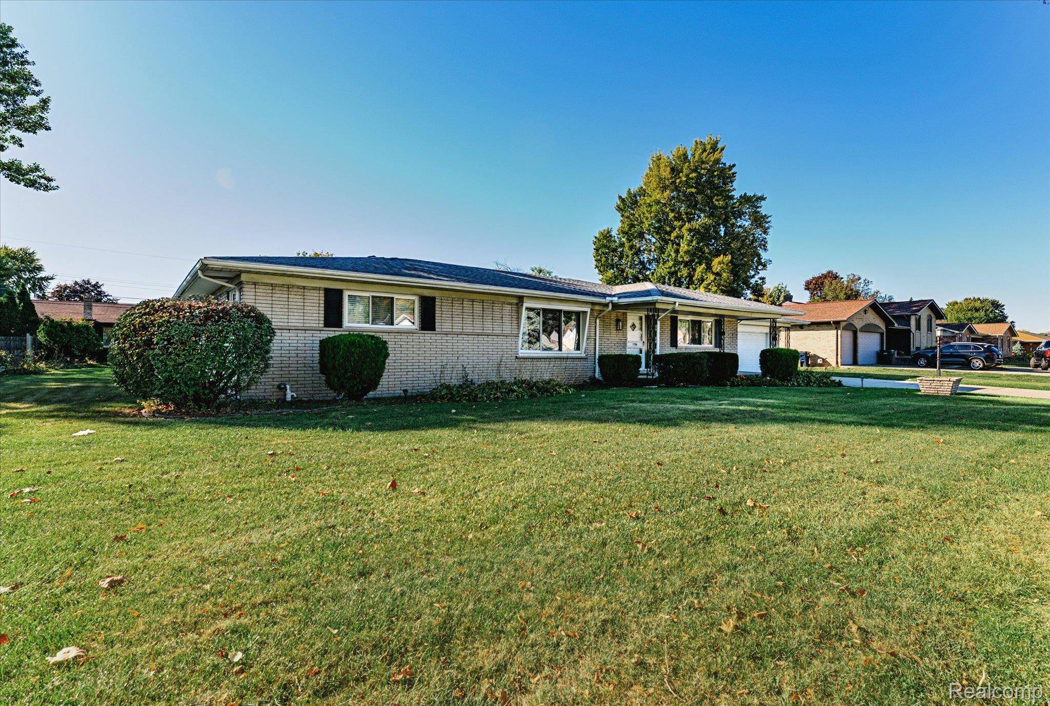 Sterling Heights, MI 48310,37159 Almont DR E