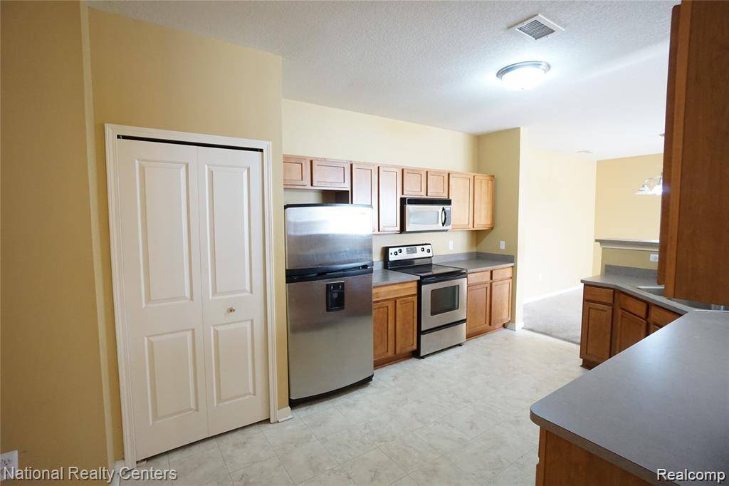 Romulus, MI 48174,16869 HAWICK LN #5