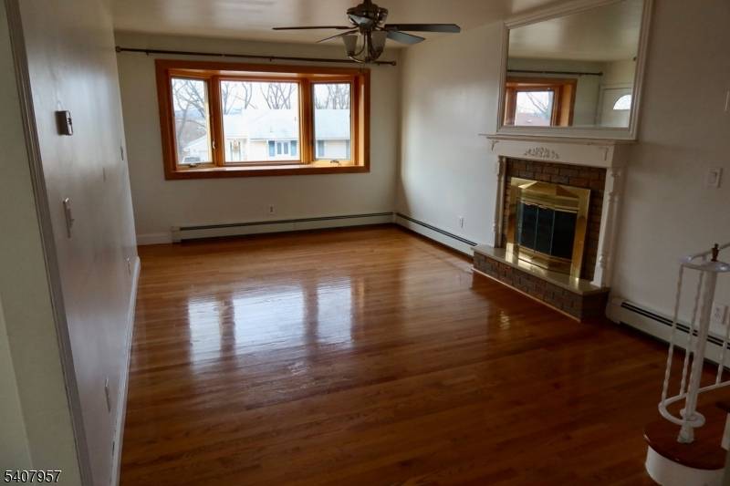 Elmwood Park Boro, NJ 07407,33 Fournier Crescent