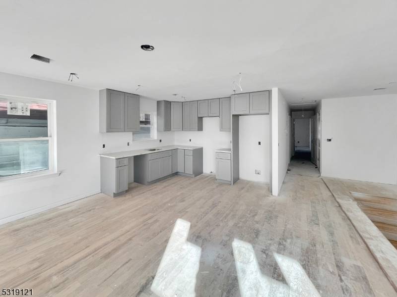 Newark City, NJ 07108,689 Clinton Ave