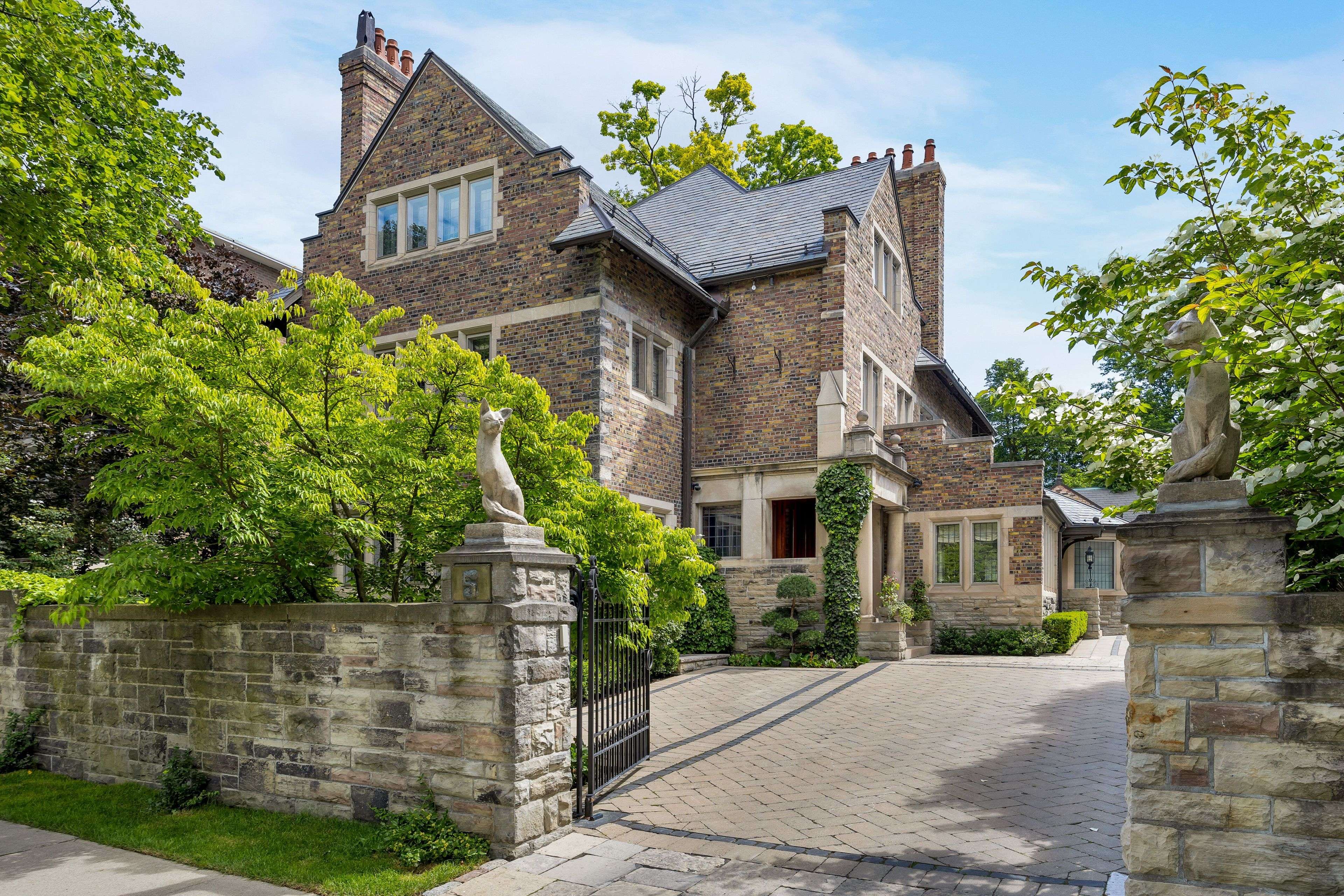 5 Thornwood RD, Toronto C09, ON M4W 2R8