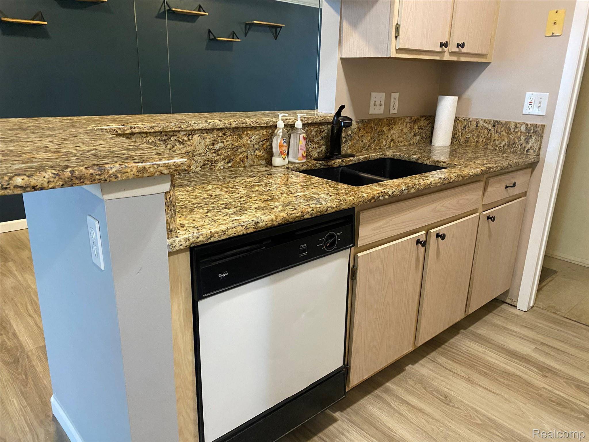 22192 Cape Cod Way, Farmington Hills, MI 48336