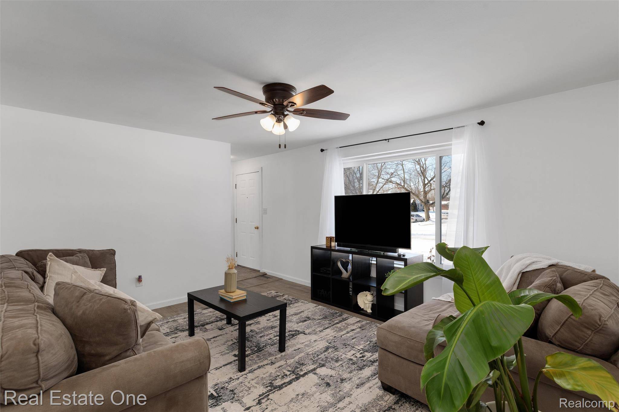 Romulus, MI 48174,9535 Chamberlain ST