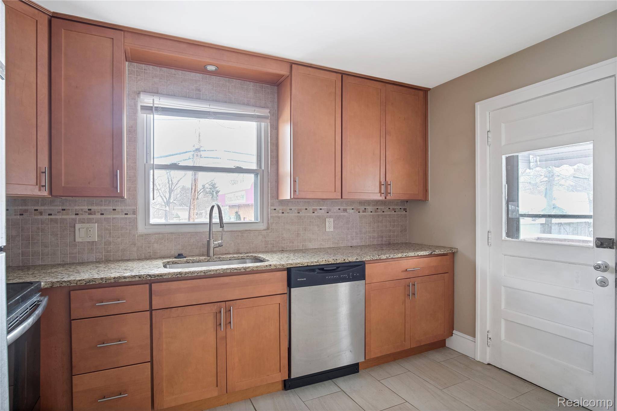 Royal Oak, MI 48073,115 W 13 Mile RD