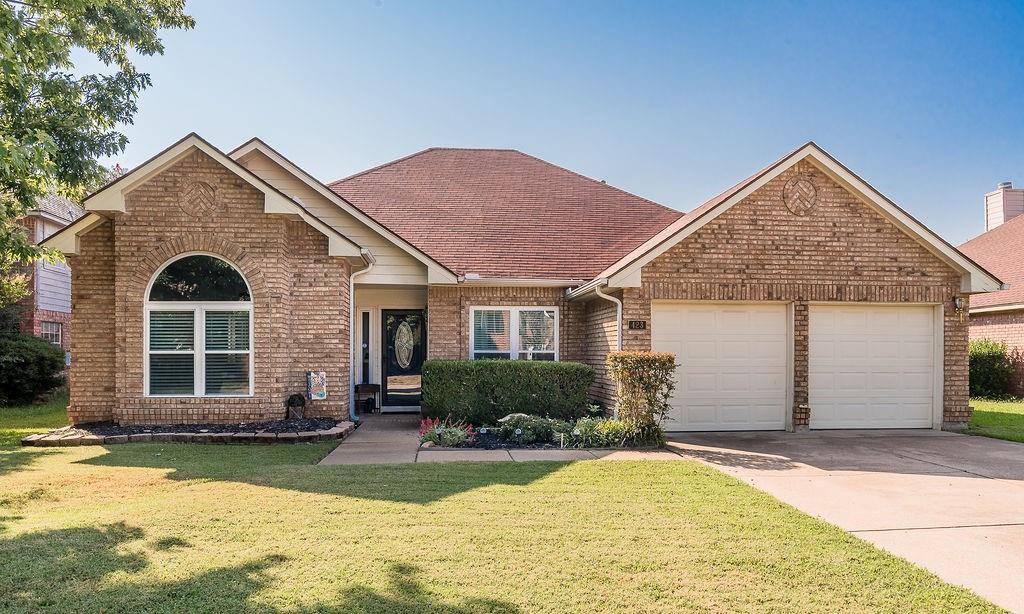 423 Clayton Street, Grand Prairie, TX 75052