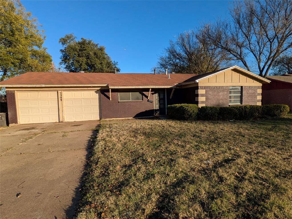 2209 Hooks Lane, Fort Worth, TX 76112