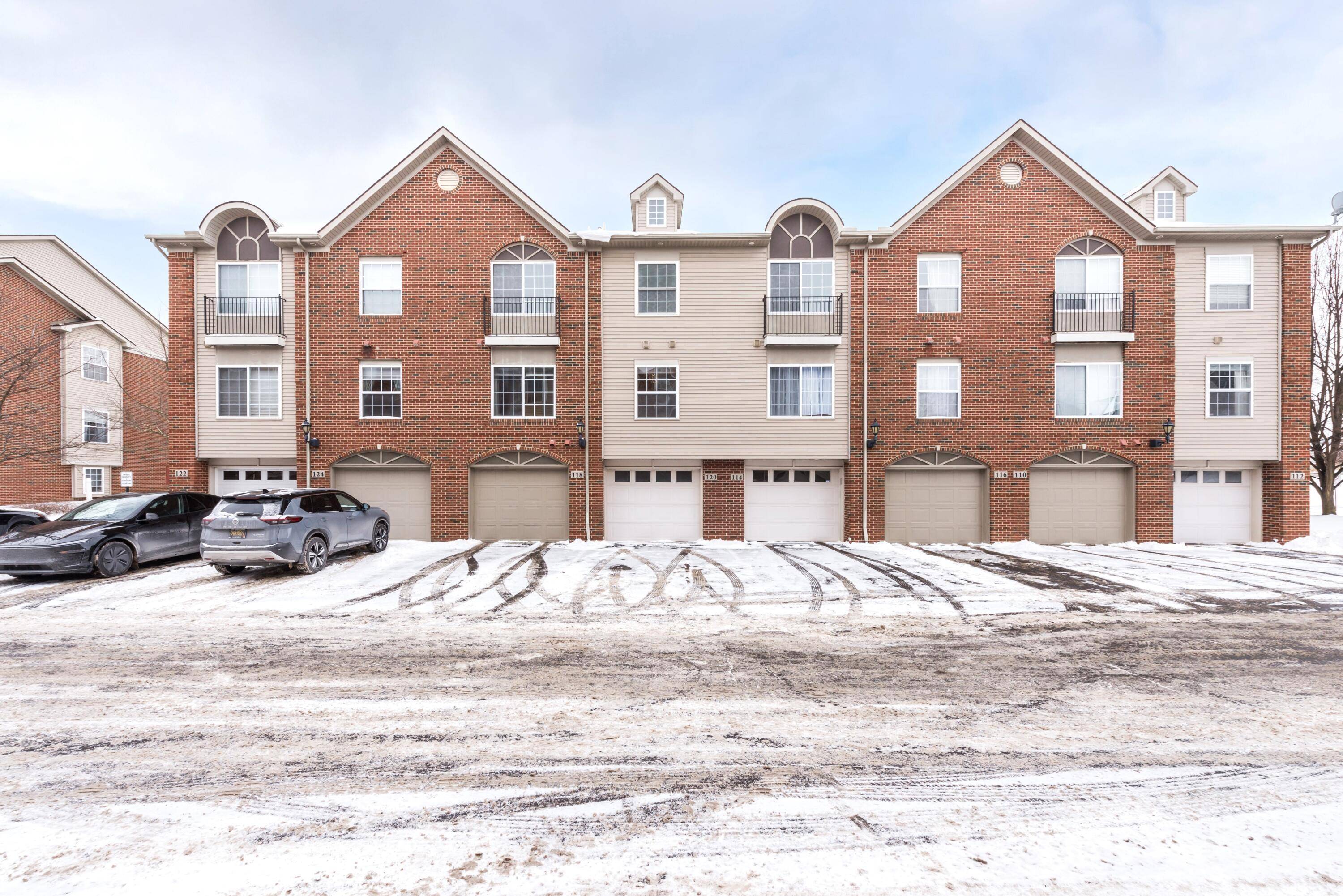 Ann Arbor, MI 48103,120 W Oakbrook DR