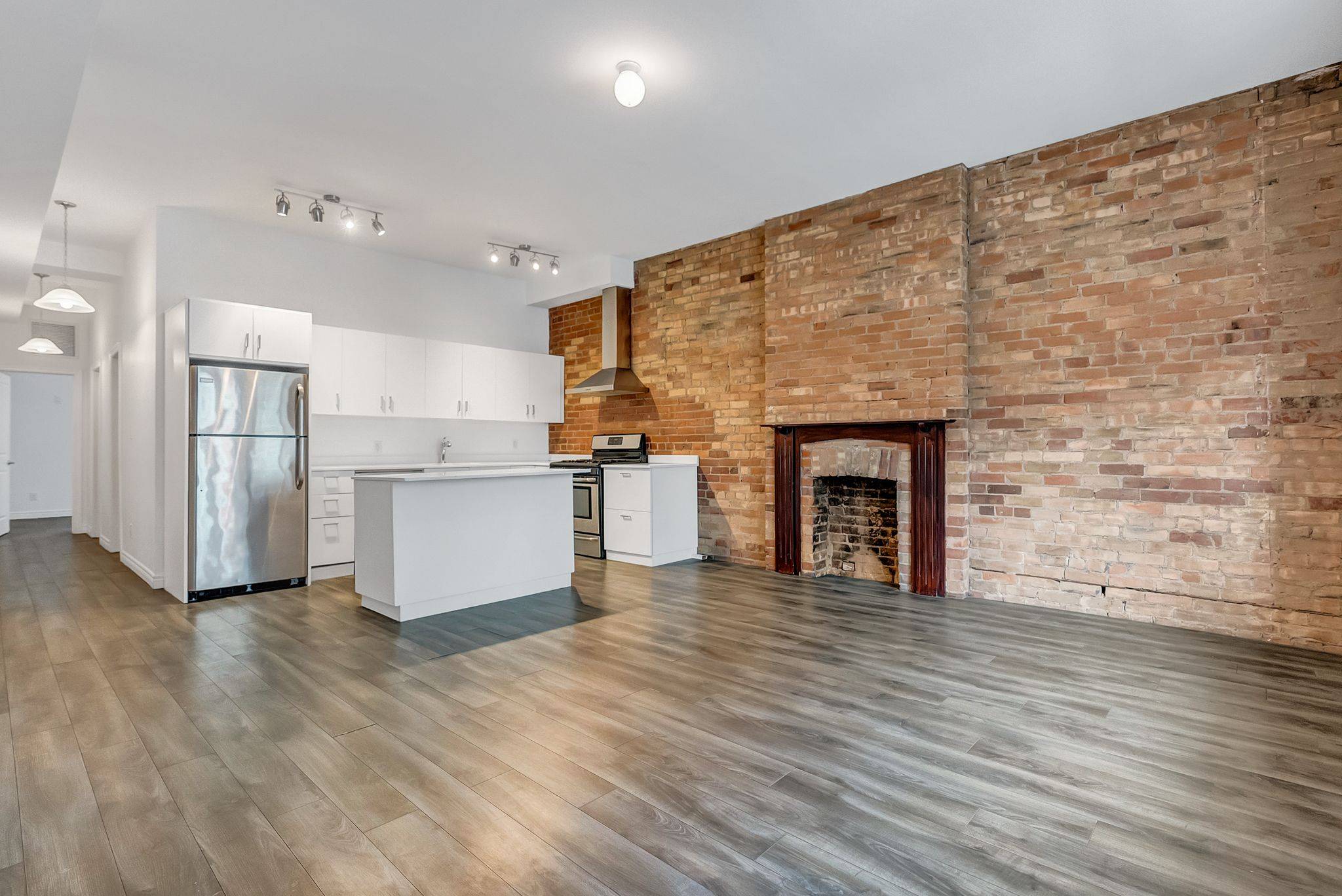 Toronto C01, ON M6G 1A1,464 College ST #2