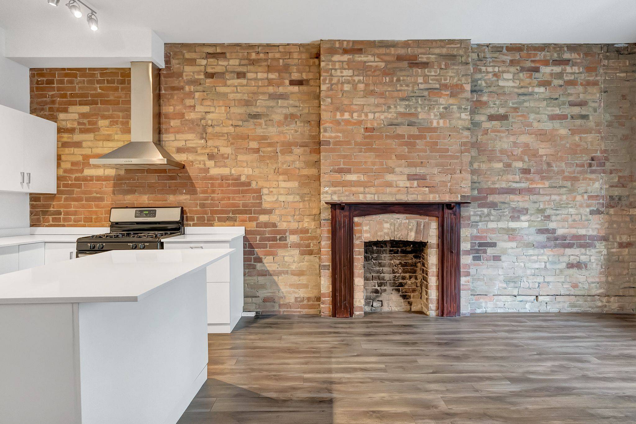 Toronto C01, ON M6G 1A1,464 College ST #2