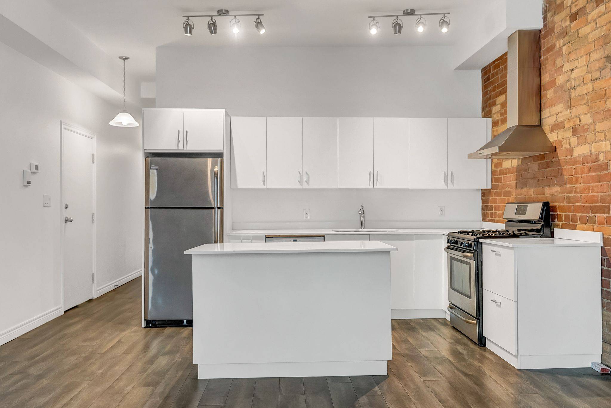 Toronto C01, ON M6G 1A1,464 College ST #2