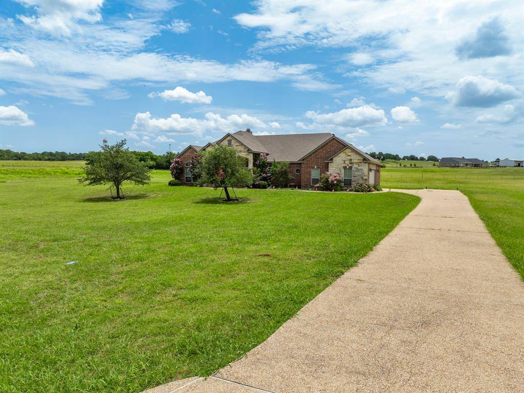 845 W County Line Road E, West, TX 76691