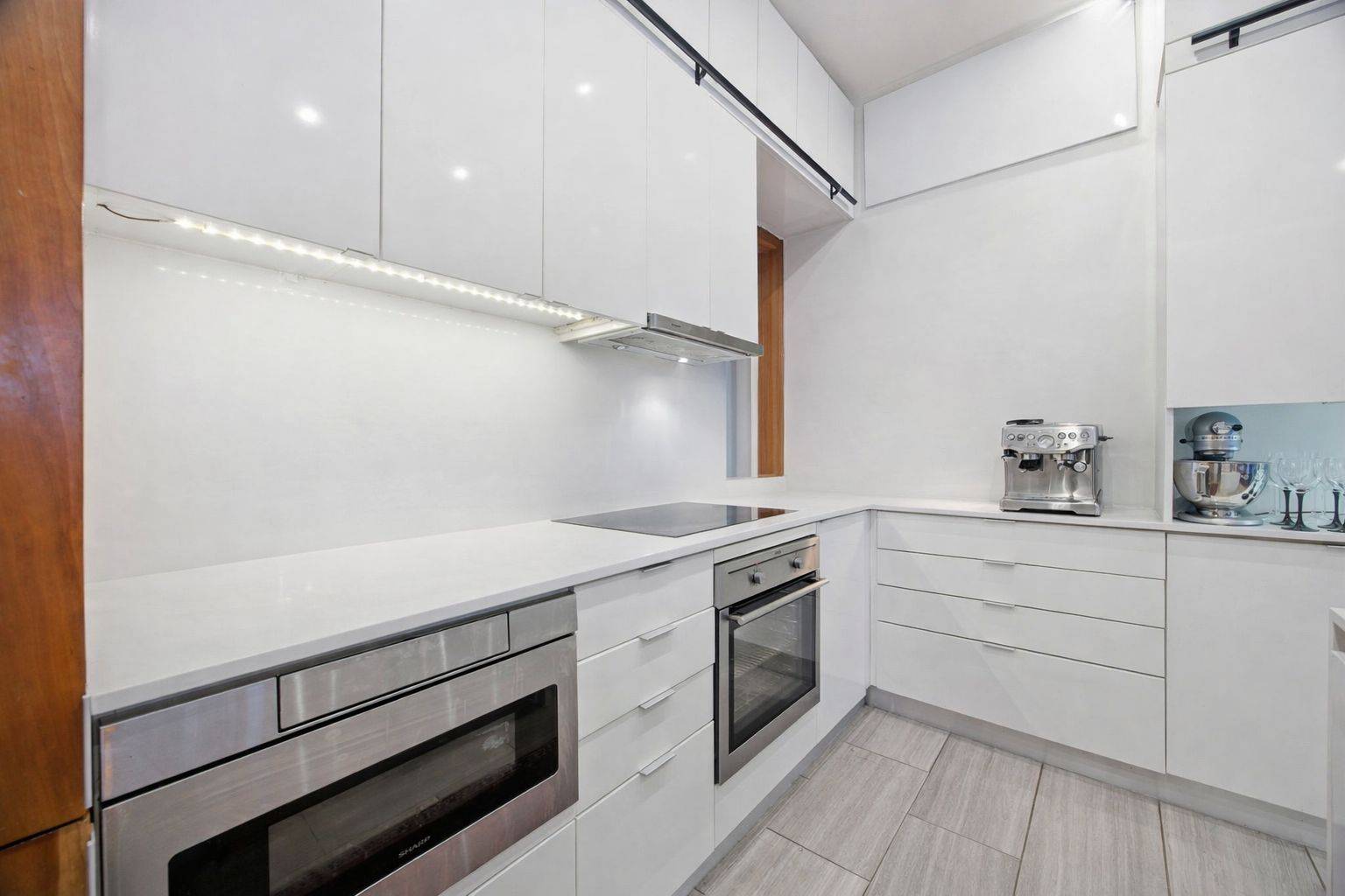 Toronto C01, ON M6J 1H6,1024 Queen ST W ##2