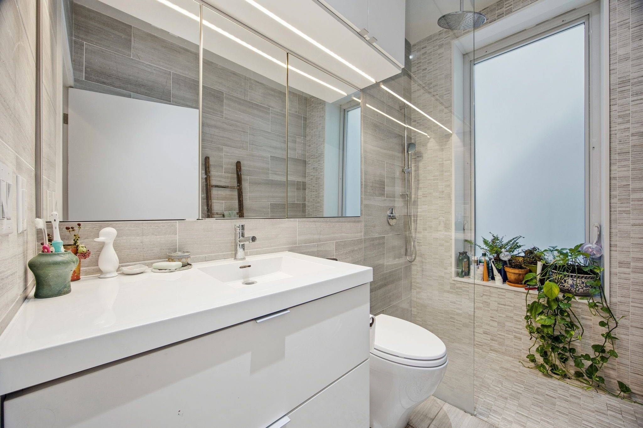 Toronto C01, ON M6J 1H6,1024 Queen ST W ##2