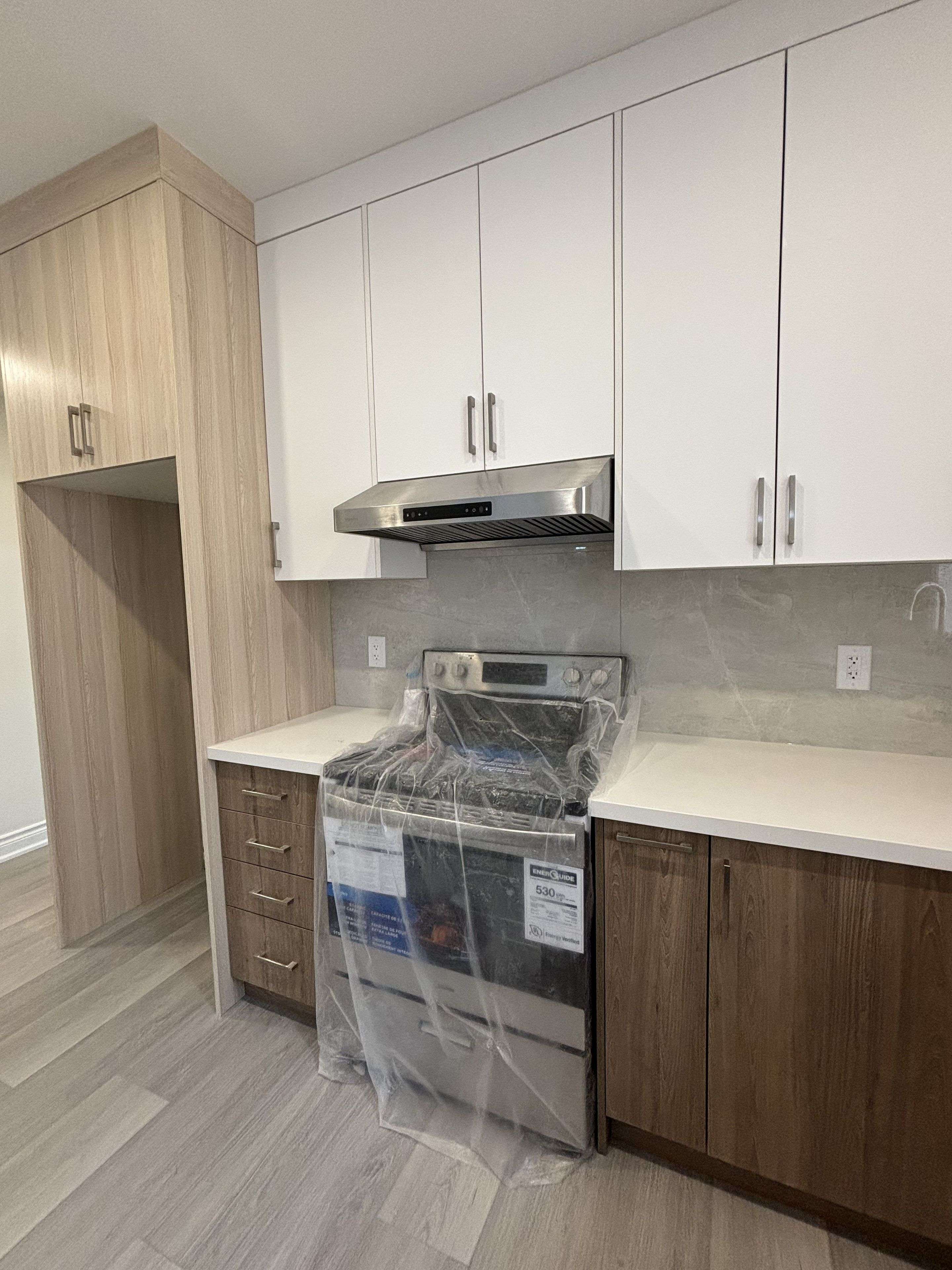 Toronto C01, ON M5S 2R2,643 Bathurst ST #202