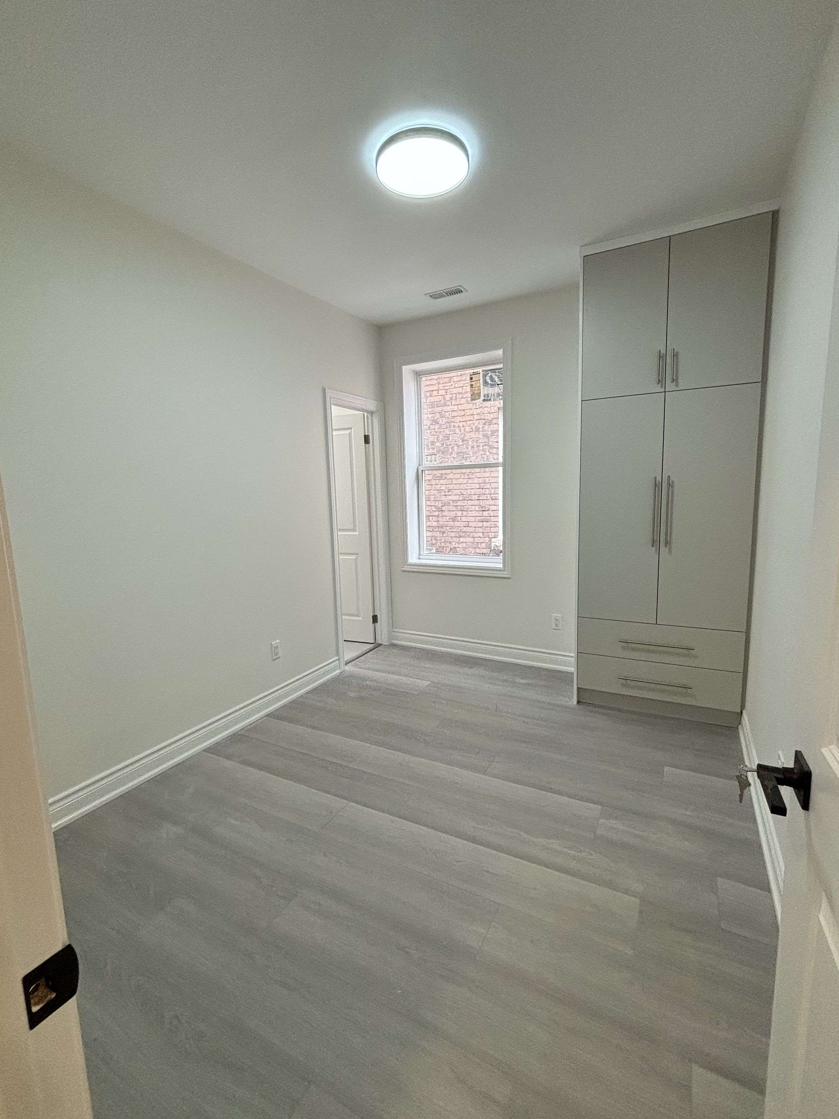 Toronto C01, ON M5S 2R2,643 Bathurst ST #202