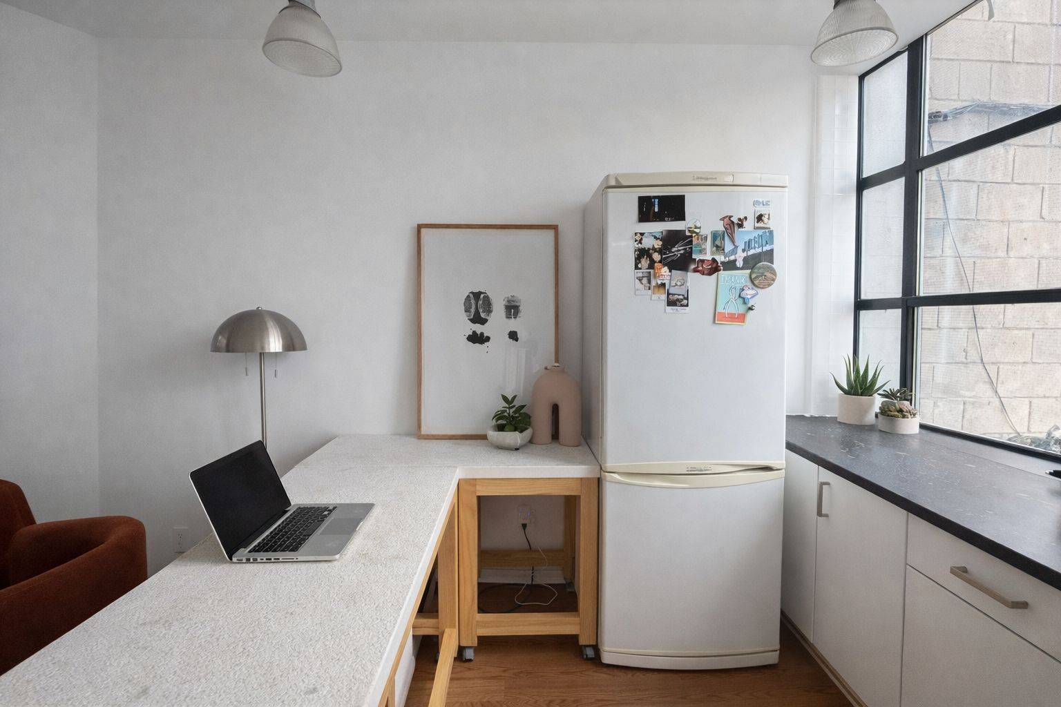 Toronto C01, ON M6J 1H6,1024 Queen ST W #2R