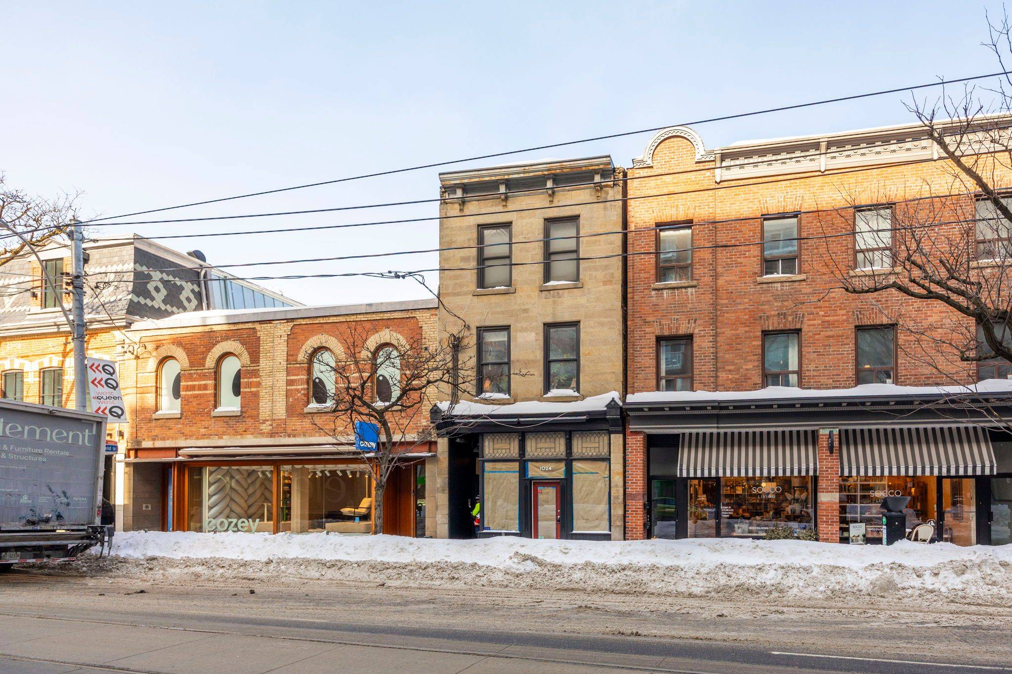 Toronto C01, ON M6J 1H6,1024 Queen ST W #2R