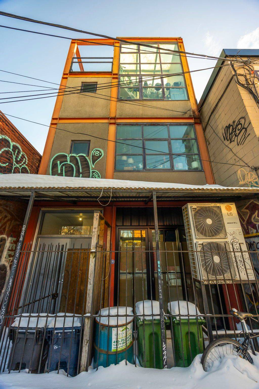 Toronto C01, ON M6J 1H6,1024 Queen ST W #2R