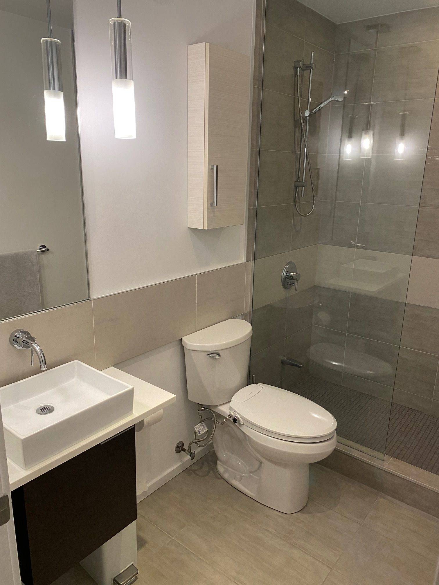 Toronto C01, ON M5V 0K4,8 Charlotte ST #907