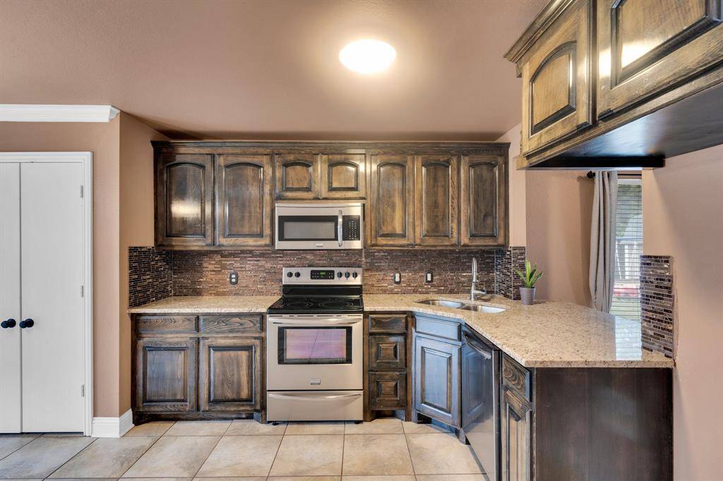 1006 Darren Drive, Burleson, TX 76028