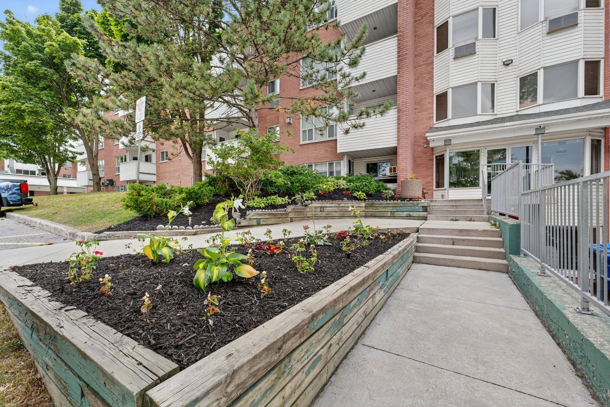 126 Bell Farm RD #B08, Barrie, ON L4M 6J3