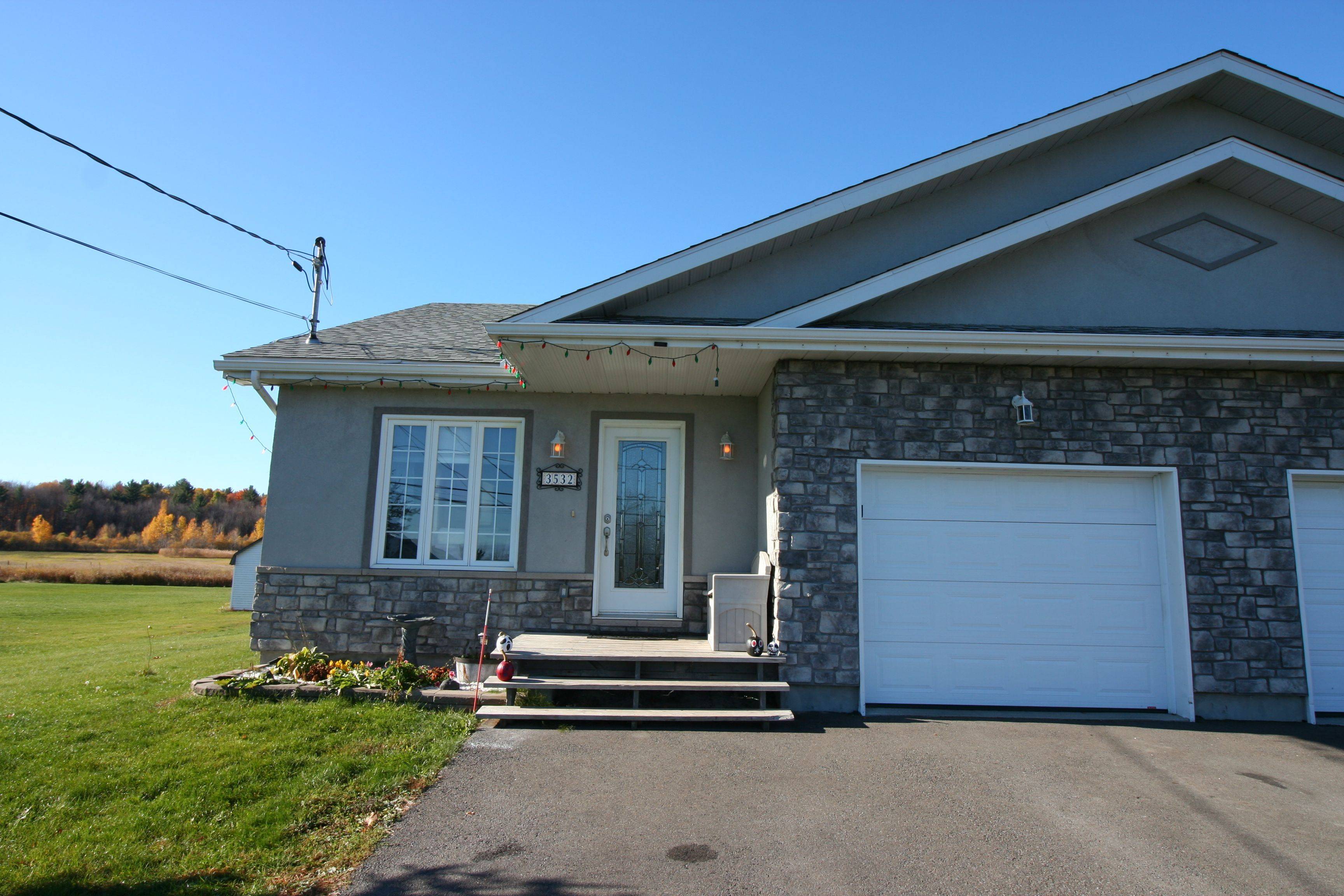 3532-3534 Front RD, East Hawkesbury, ON K6A 2R2
