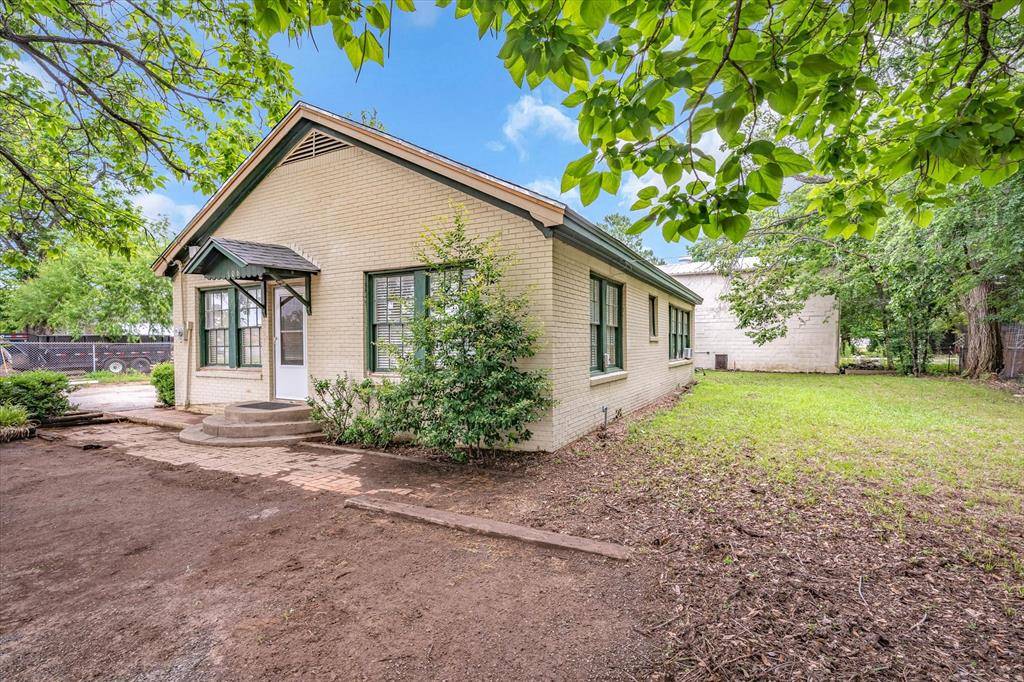 106 S College Street, Lindale, TX 75771